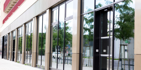 Puertas y Ventanas de Aluminio / PVC a medida en Barcelona · Raíl Empotrable Adaptado al Paso de Minusválidos
