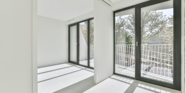Puertas y Ventanas Insonorizadas de Aluminio / PVC en Barcelona · Bisagra Oculta